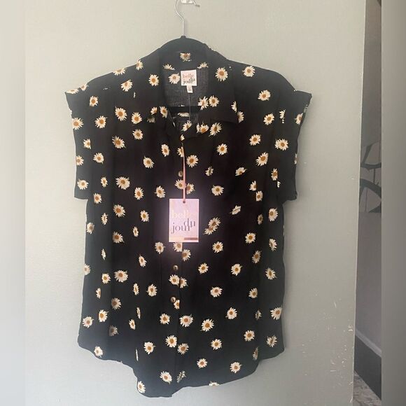 NWT Belle Du Jour black floral cap sleeve button down blouse Large - Picture 1 of 10
